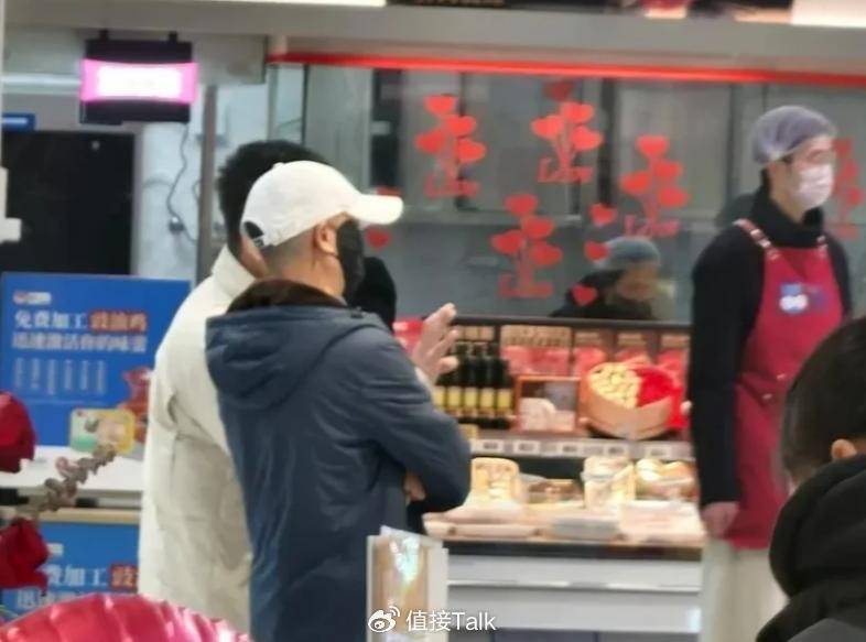 马云乘私人飞机到达长沙，戴口罩考察盒马，阿里新零售还有故事？