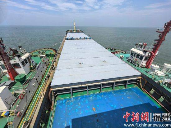 福州港引航站成功引领无动力外轮拖带进闽江