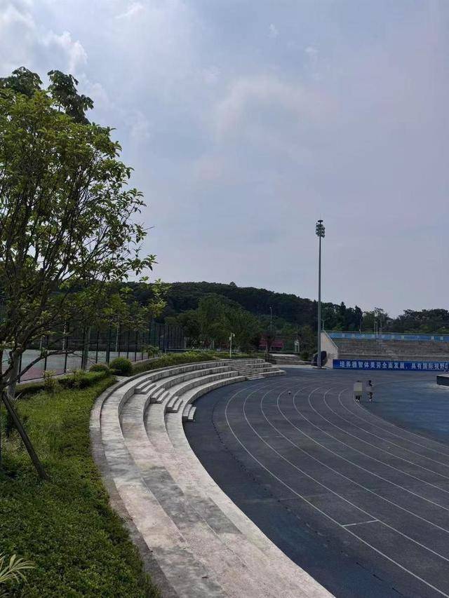 “大学生化粪池坠亡”副校长被免职 律师解析