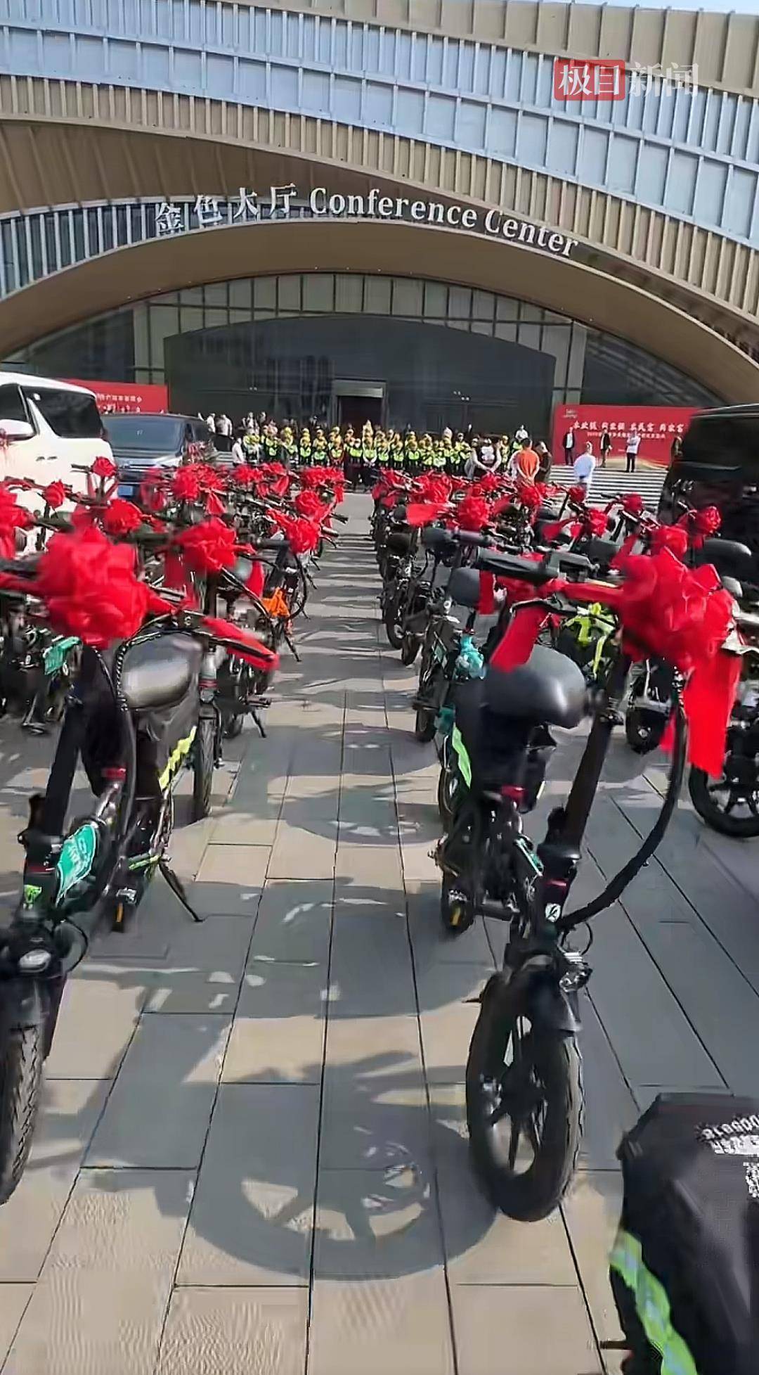 长春一代驾公司女老板骑电动自行车出嫁，200多名员工骑车护送场面壮观