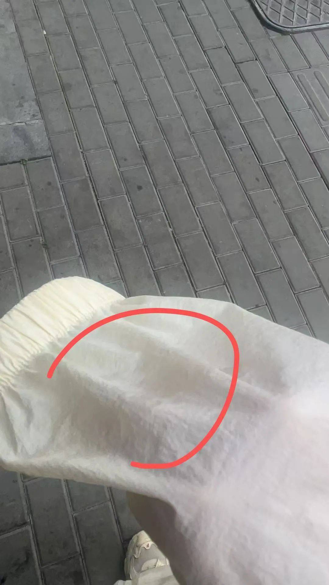 事发大连！天降痰液落在女子身上，她当场报警！此前同一地点……