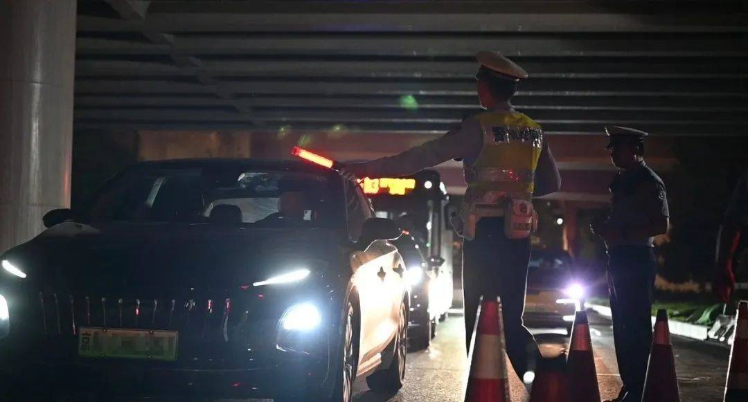 边骑车边喝啤酒解暑？北京交警：1438人“醉”上加罚！